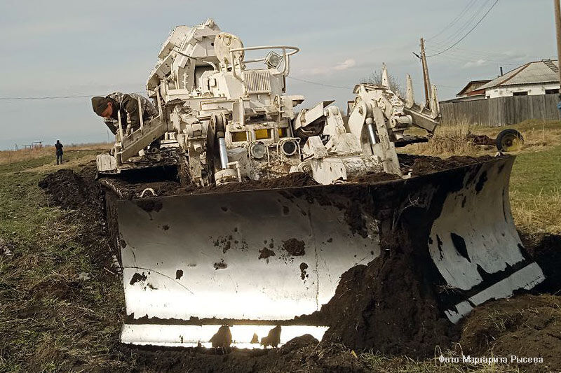 В Кургане опахивают территории для предотвращения распространения природных пожаров