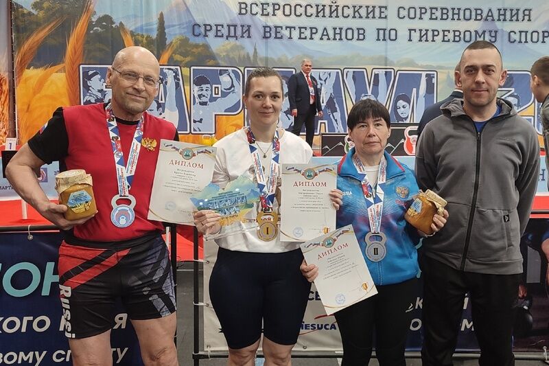 Зауральские гиревики-ветераны успешно выступили на всероссийском турнире