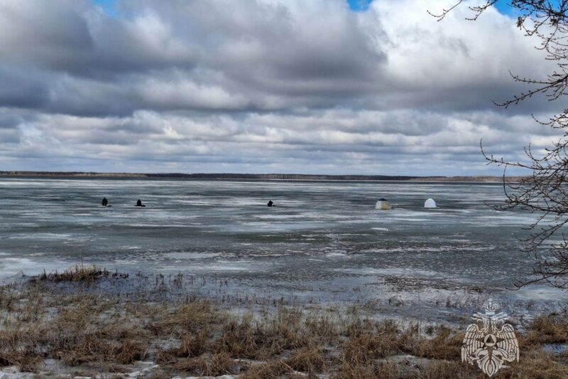 В Курганской области два рыбака провалились под лед