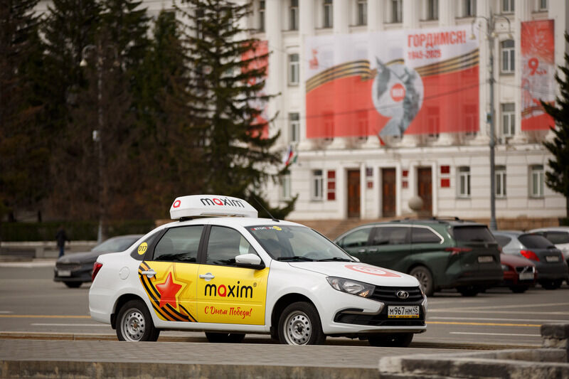 В Кургане к 80-летнему юбилею Великой Победы украшают автомобили такси