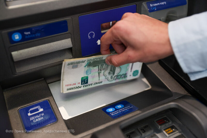 ВТБ: в половине случаях обмана жертвы сами отдают деньги мошенникам