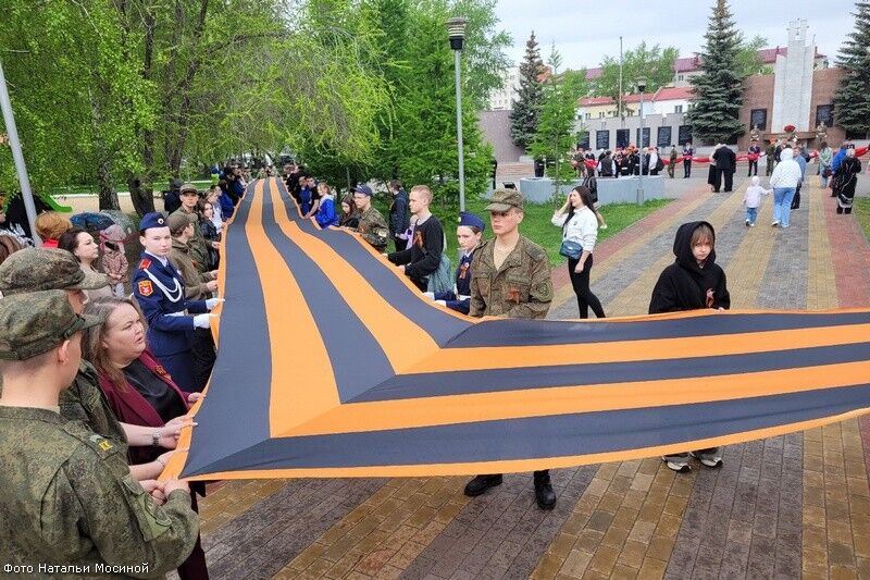В Парке Победы Кургана развернули 80-метровую Георгиевскую ленту и Знамя Победы