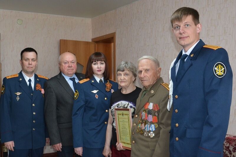 Сотрудники курганского УФСИН исполнили для ветерана Великой Отечественной войны военные песни