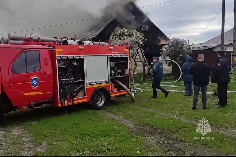 В Западном микрорайоне Кургана сгорел жилой дом