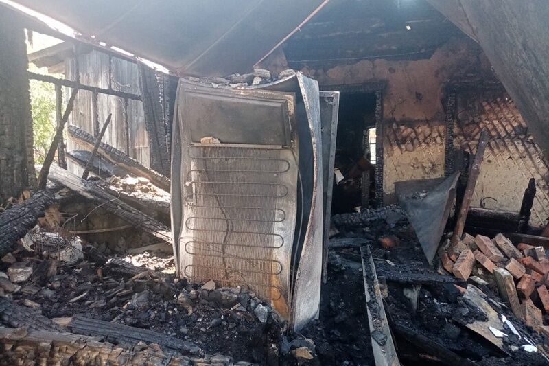 Зауралец запер трех человек в горящем доме