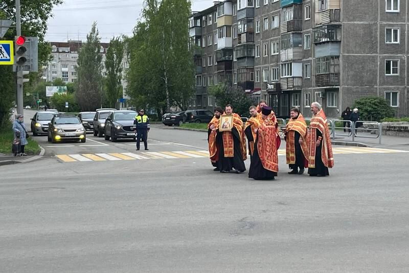 Священники окропили святой водой аварийный перекресток в Кургане