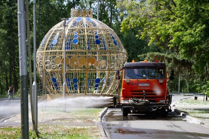 В Кургане в ЦПКиО пролили «сугробы» тополиного пуха