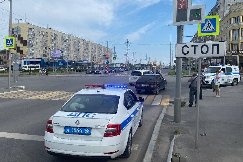 В Кургане мальчик на самокате попал в аварию на проезжей части