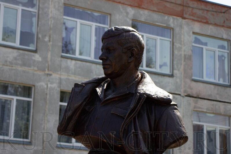 В Кургане открыли памятник Герою России Виктору Дубынину