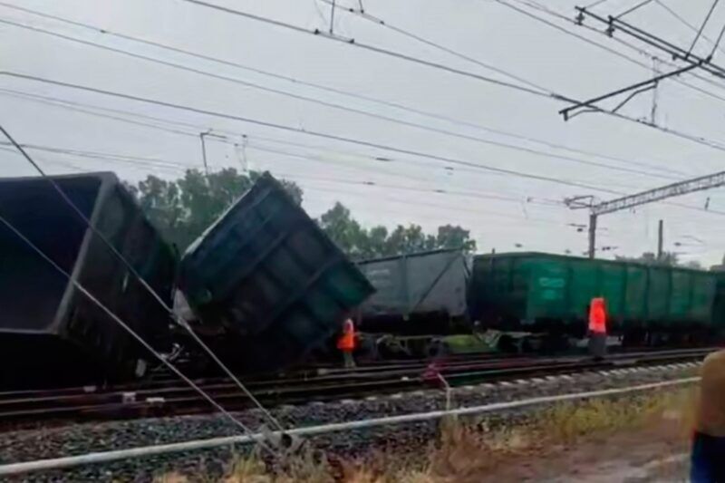 В Курганской области сошел с рельсов грузовой поезд