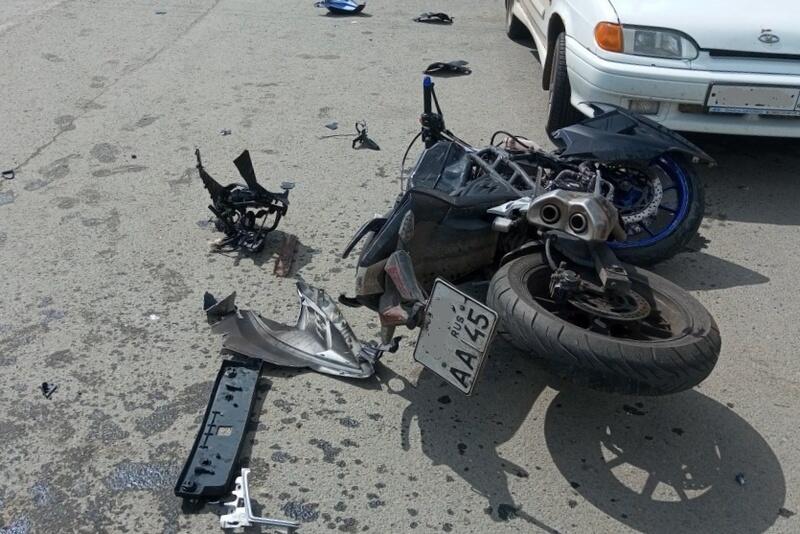 Молодого мотоциклиста на дороге в Курганской области не пропустил автомобилист