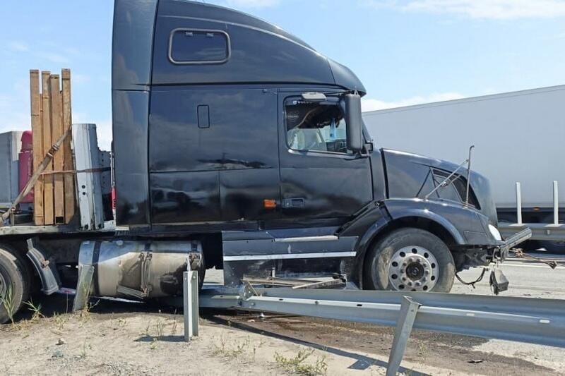 В Кургане водитель фуры потерял сознание за рулем и устроил ДТП