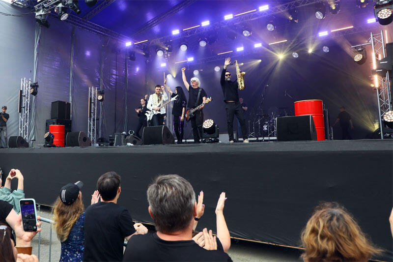 Знаменитая рок-группа выступила для сотрудников Курганмашзавода