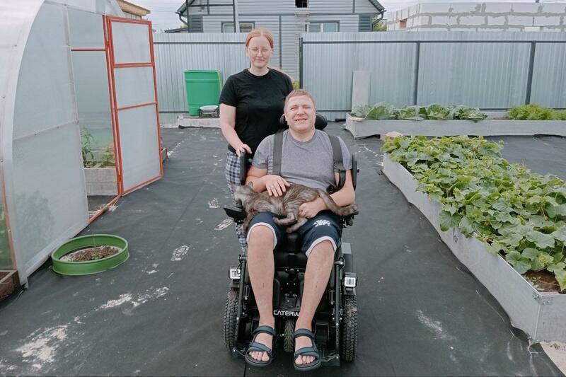 Участник СВО получил от фонда «Защитники Отечества» кресло-коляску с
				дополнительными функциями