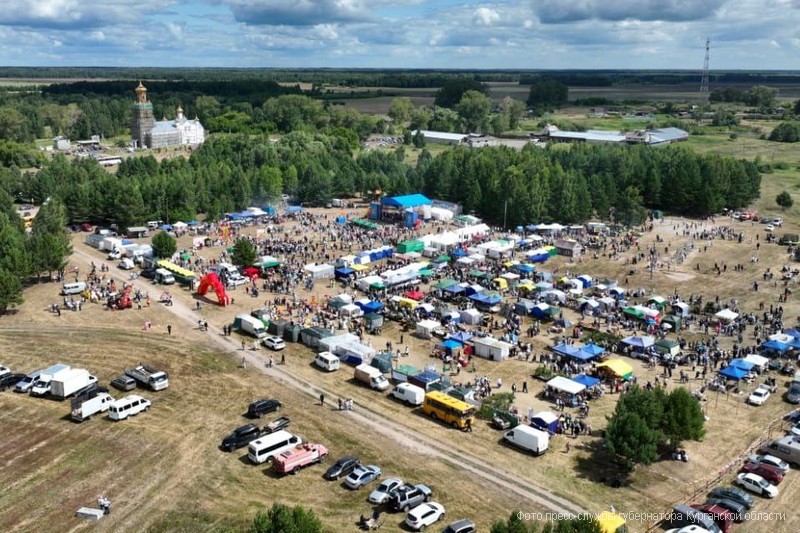 Тысячи гостей приехали на межрегиональную Крестовско-Ивановскую ярмарку в Курганской области