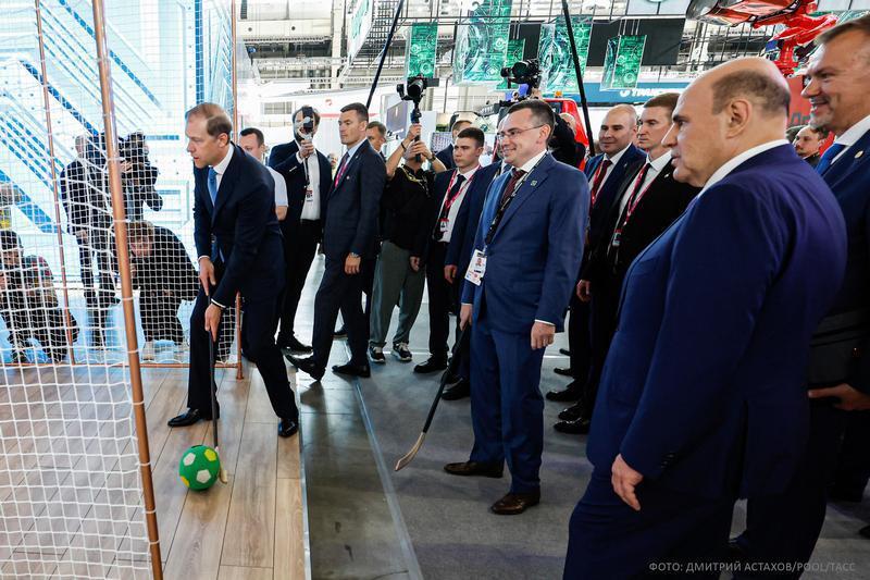 Представители Правительства РФ ознакомились с разработками ГК «Полипласт» на промышленной выставке