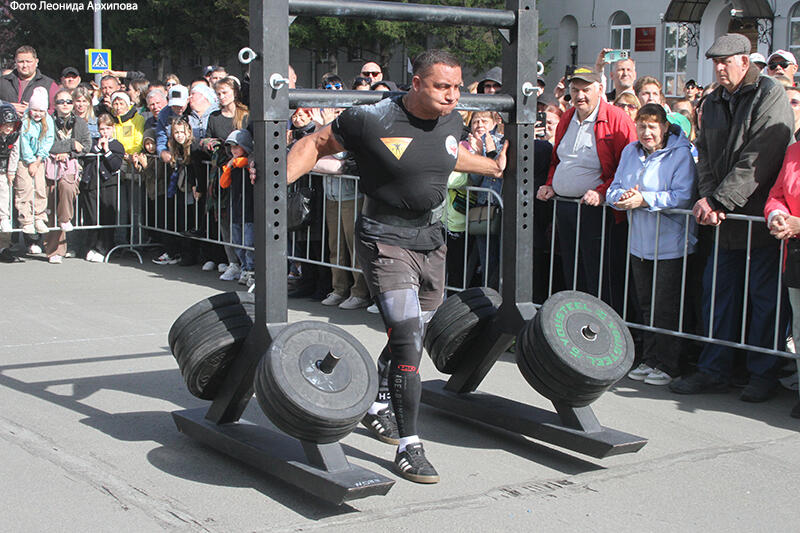 На центральной площади Кургана силачи носят 350 кг на плечах и тащат вездеход