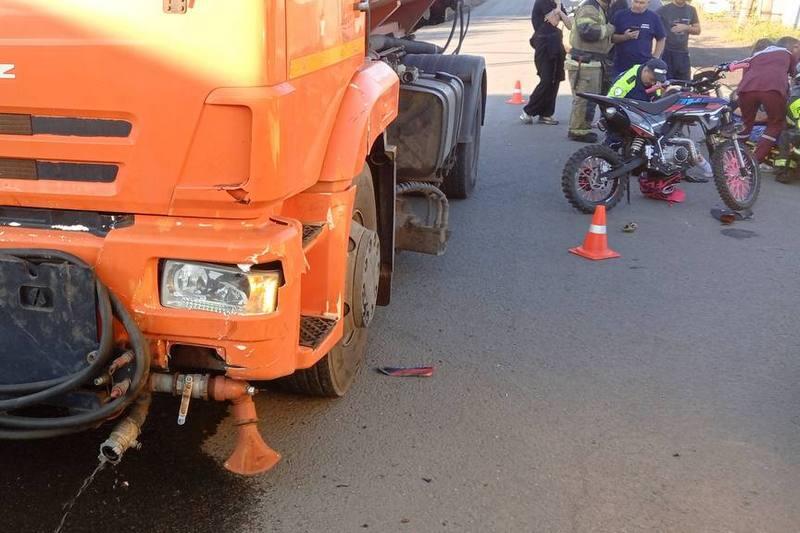 Школьница на спортбайке попала под КАМАЗ в Кургане