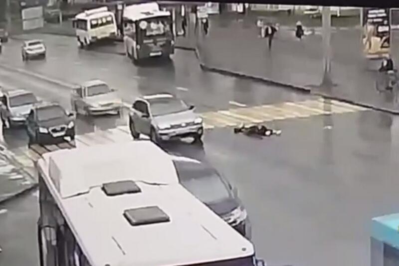 На остановке «Улица Некрасова» в Кургане пенсионерка попала под машину