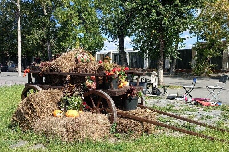 Фотозона на Кировской ярмарке в Кургане стала объектом для пленэра юных
				художников