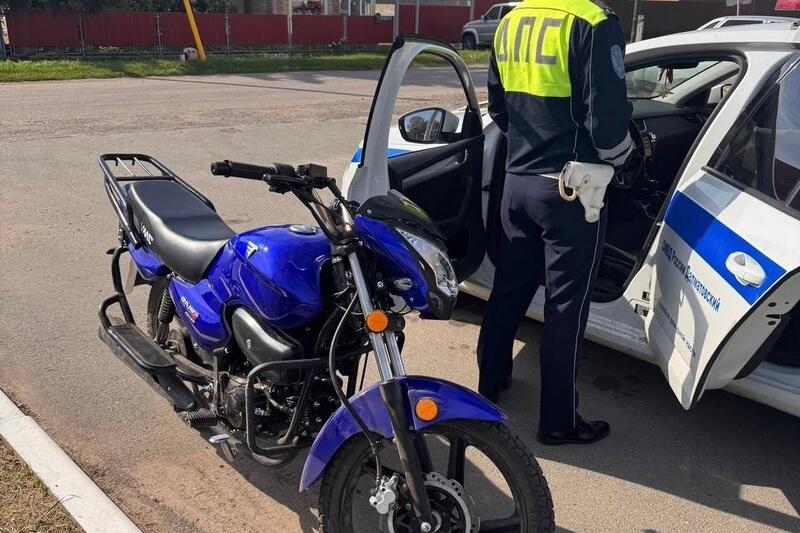 Полицейские задержали двух подростков на мопедах в Курганской области