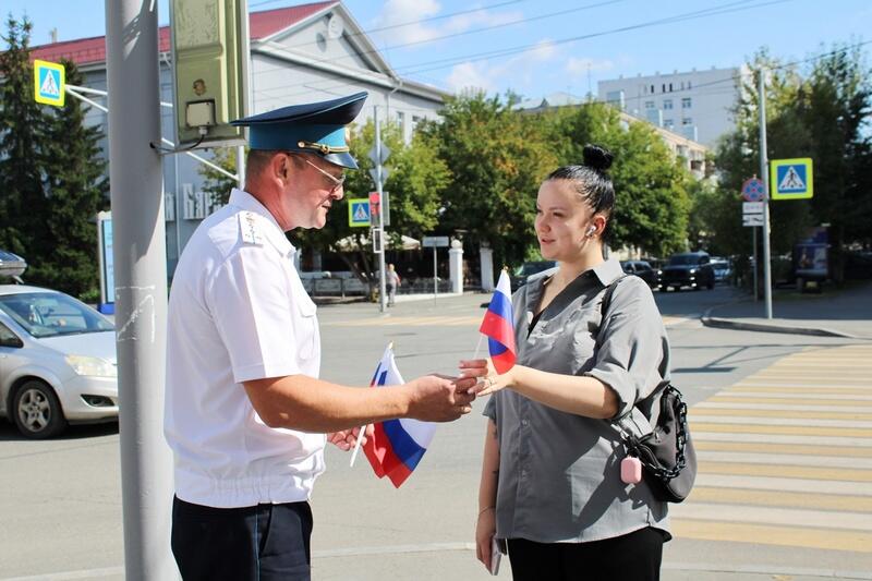 В День государственного флага курганские судебные приставы приняли присягу и
				получили награды