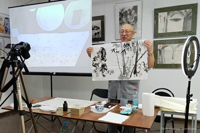 «Бывает горько, потому что ты много работал»: в Кургане прошел мастер-класс
				художника из Китая