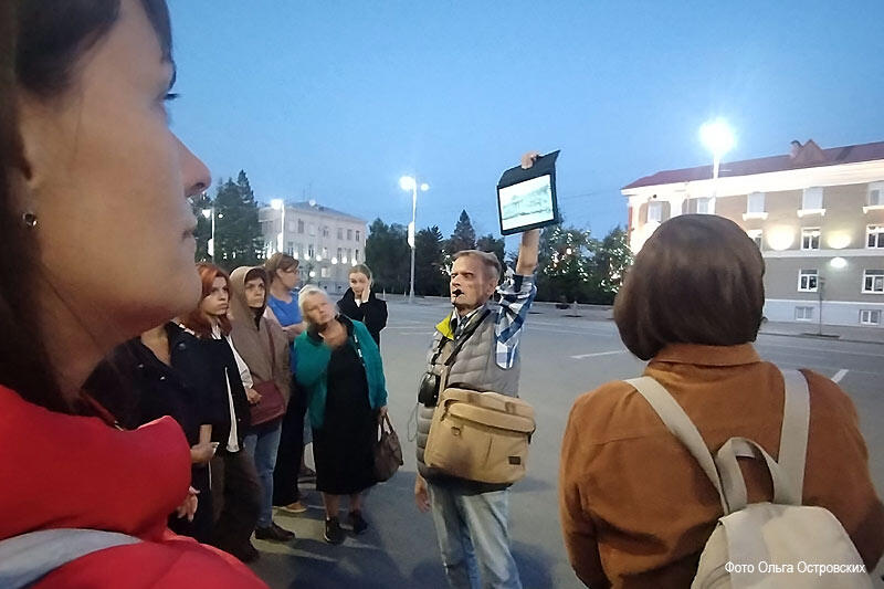 Как Алексей Дедов по площади народ водил