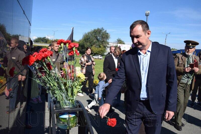 Курганцы отметили День танкиста у памятника Т-34