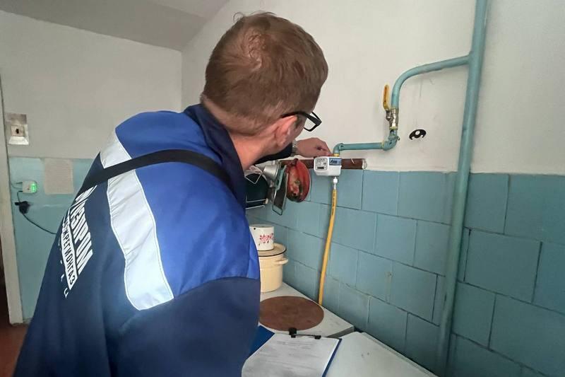 В Кургане газовики установили новый счетчик 99-летней труженице тыла