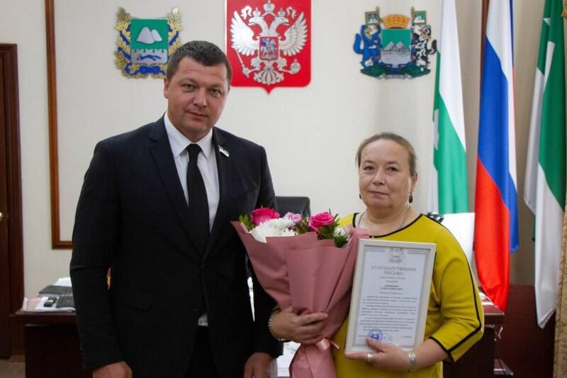 Глава города Кургана Антон Науменко вручил благодарственное письмо матери
				участника СВО