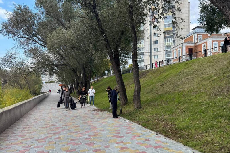 В Кургане проходят общегородские субботники в рамках осеннего месячника чистоты