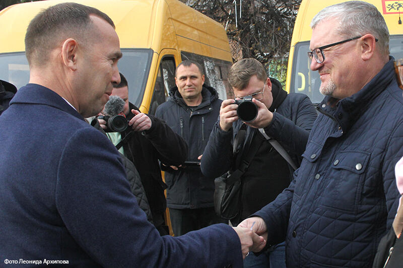 Губернатор вручил ключи от 35 новых школьных автобусов