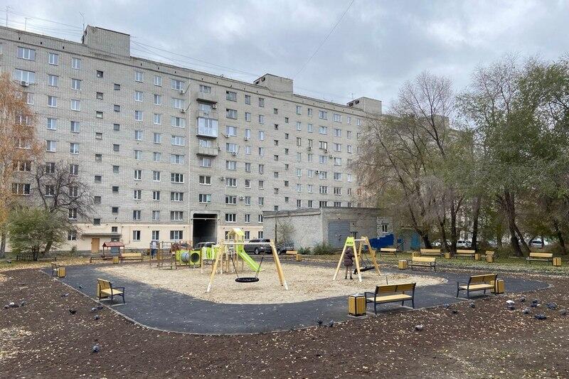 В Кургане на месте старого корта обустроили детскую площадку