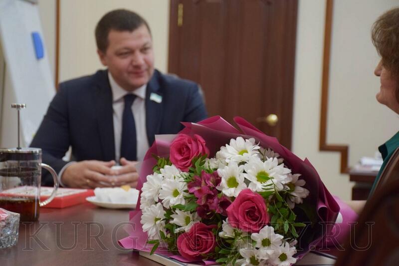 Глава Кургана вручил благодарственное матери военнослужащего, спасшего жизни
				сослуживцев в зоне СВО