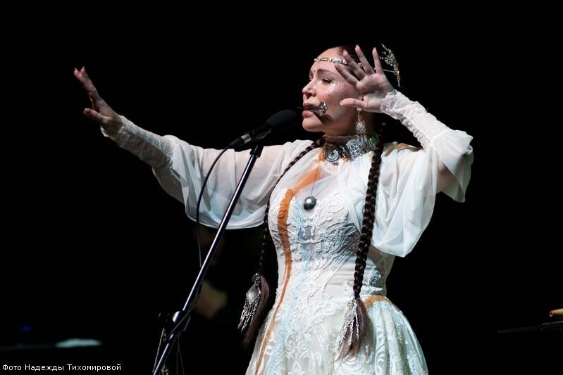 Лошадиное ржание и крики чаек в Курганской филармонии: с концертом приезжала
якутская певица Олена УУТАй