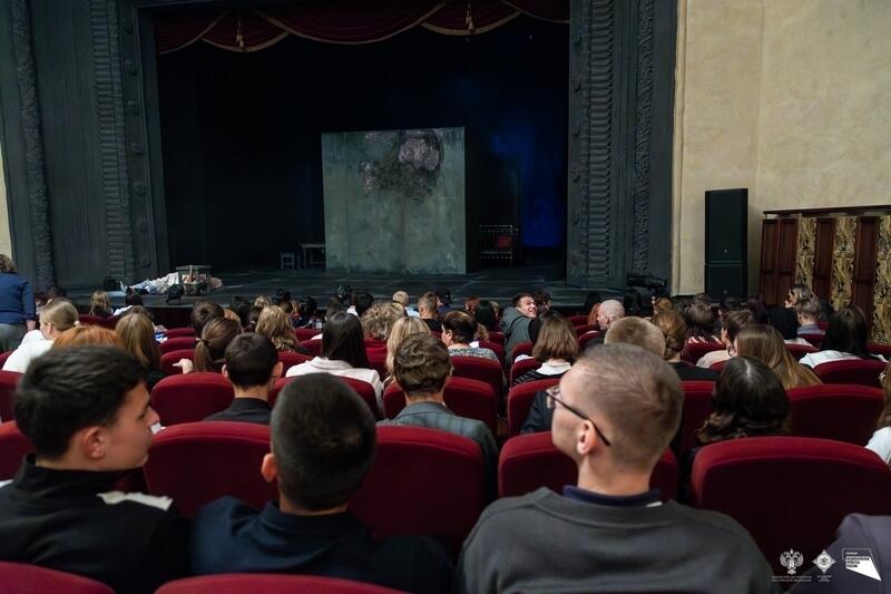 Актеры курганского театра драмы обсуждают Достоевского со школьниками