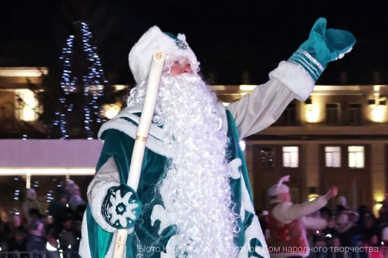 На Троицкой площади Кургана отметили день рождения зимнего волшебника