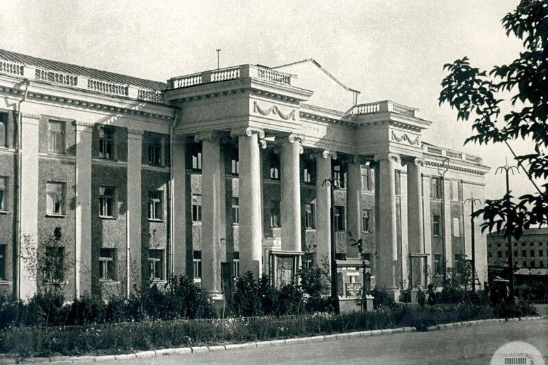 Одному из самых известных образцов «сталинского ампира» в Кургане исполняется 70
				лет