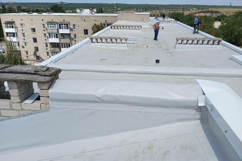 Курганцы завершили ремонт кровель многоквартирных домов в ЛНР