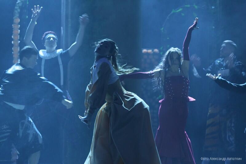 комедия по пьесе Лопе де Вега «Собака на сене»