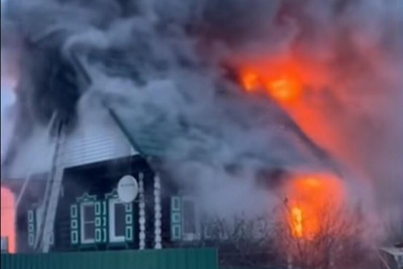 Крупный пожар в селе Просвет уничтожил жилой дом и хозяйственные постройки