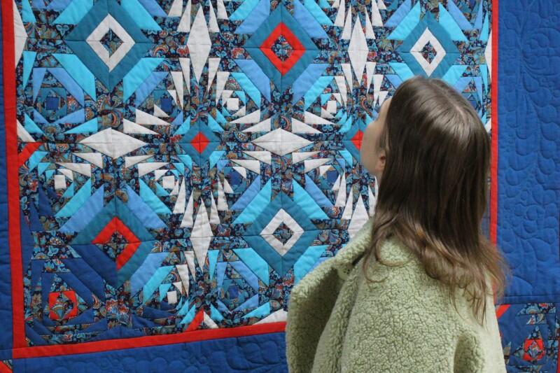 В Маяковке открылась выставка «Цвета Победы»