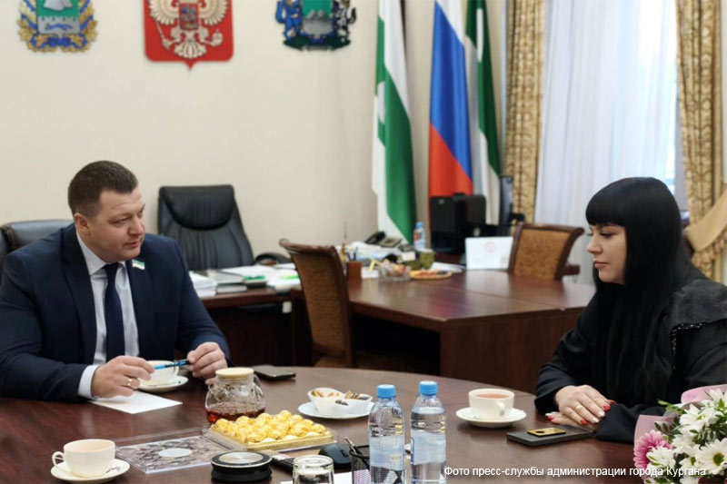 Глава города Кургана вручил благодарственное письмо жене бойца СВО