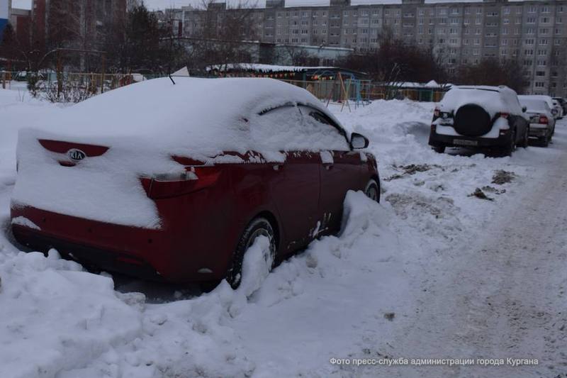 Глава города Кургана попросил горожан не мешать уборке снега оставленными машинами
