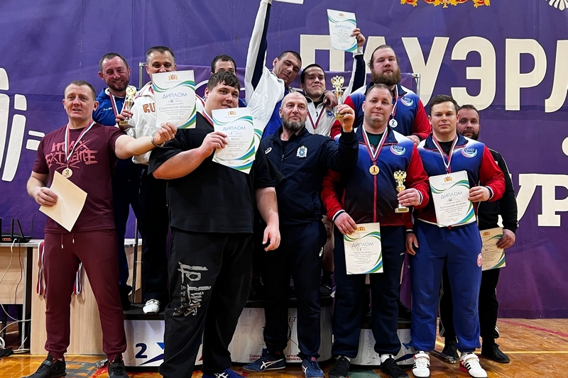 Зауральцы завоевали 14 медалей на окружных соревнованиях по пауэрлифтингу