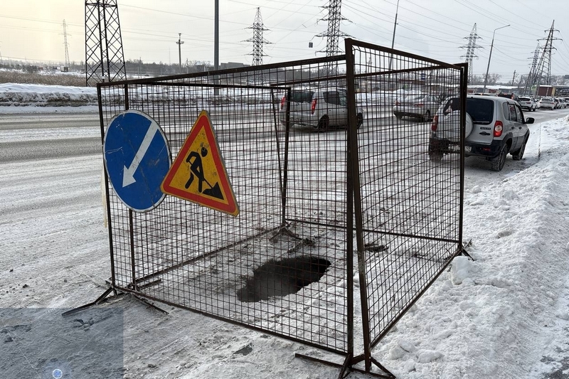 В Кургане на улице Витебского образовался провал из-за аварии на канализационном коллекторе