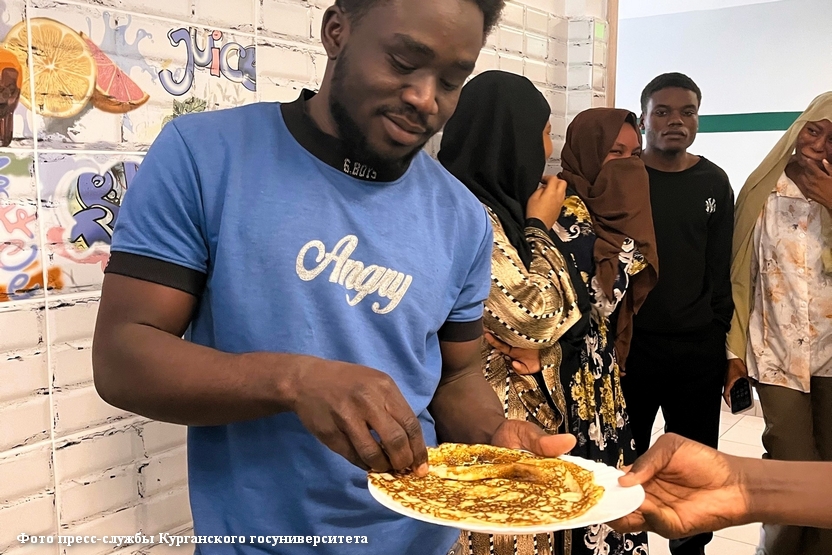 Африканские студенты в Кургане учились печь блины