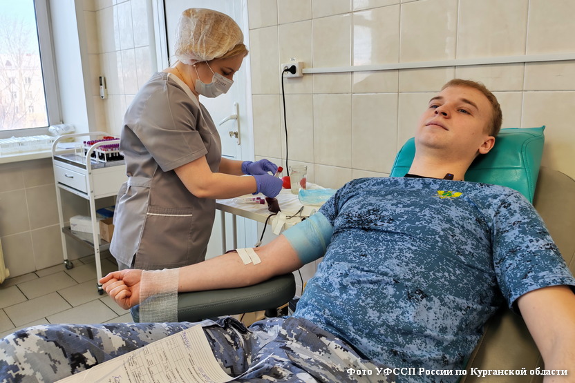 Курганские судебные приставы сдали более 10 литров донорской крови за два дня