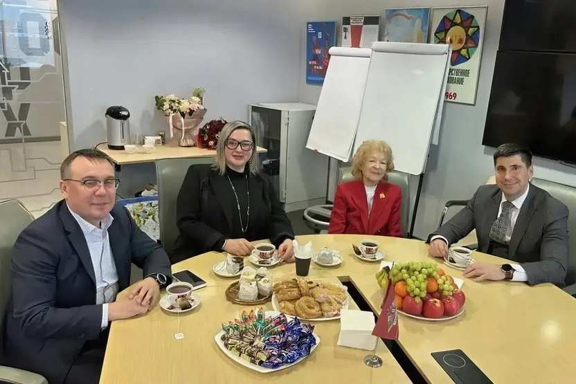 Сотрудники Росгосстраха поздравили с Днем снятия блокады Ленинграда агента-ветерана Светлану Шугаеву